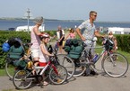 Cykelstien i forbindelse med campingpladsen, f�lger den gamle jernbanesti fra Nibe til Hvalpsund. Det er rigtigt godt sted til luftning af hunde. 