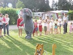 Elefanten Trampe leger med p� legepladsen