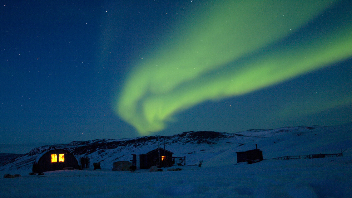 Nordlys og stjerner på nattehimlen i Grønland.