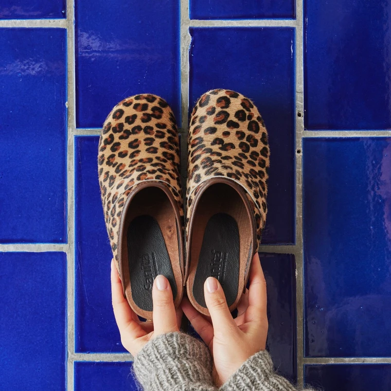 Sanita clearance leopard clogs