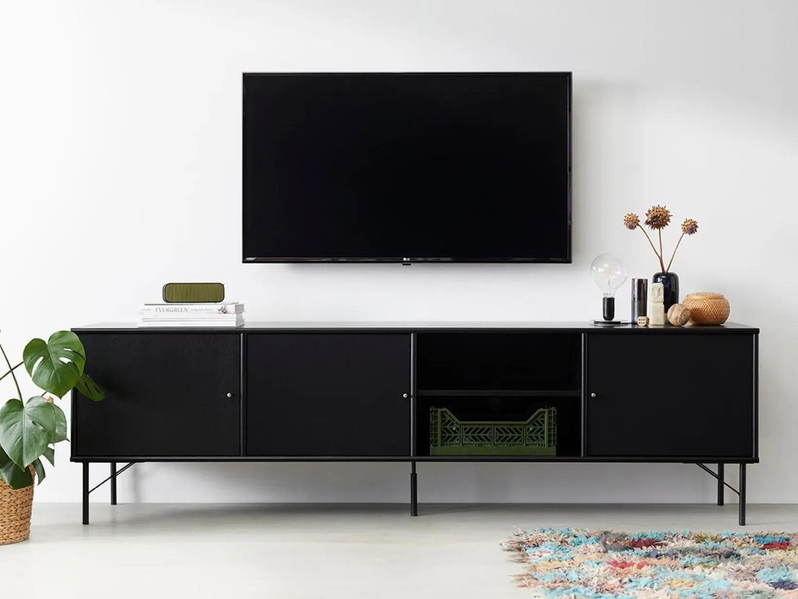 TV til stue I Funktionelt TV bord i flot design