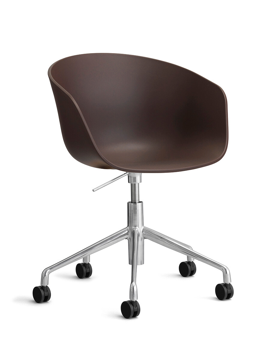 About a Chair AAC 52 fra Hay (Poleret aluminium, Raisin)