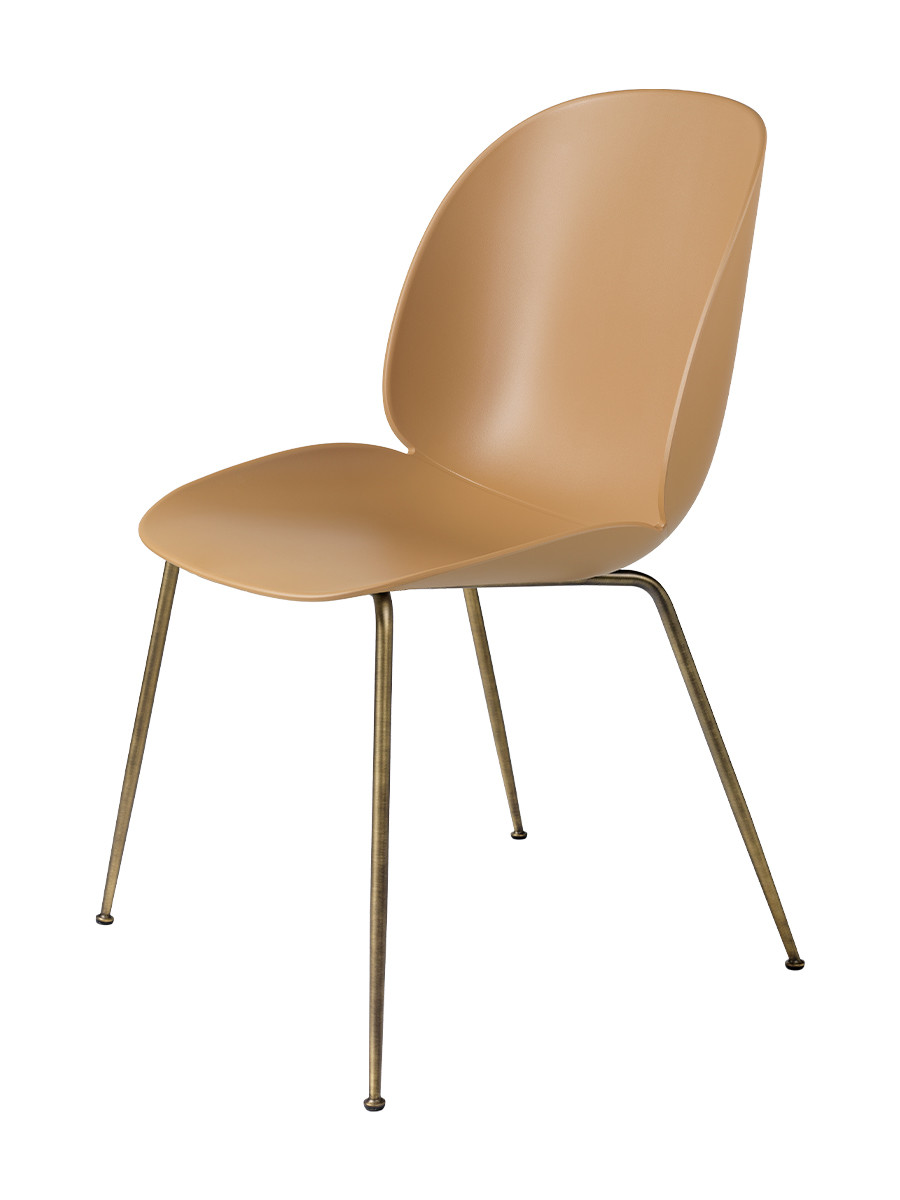 Beetle Chair, upolstret fra GUBI (Amber Brown shell, Conic base, Antique brass base)