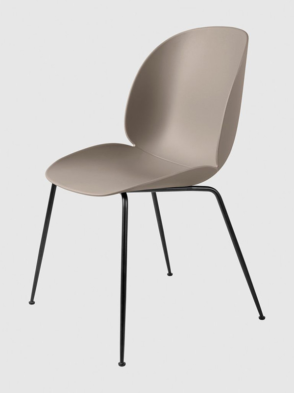 Beetle Chair, upolstret fra GUBI (New beige shell, Conic base, Black base)