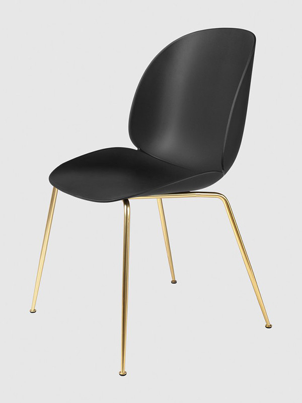 Beetle Chair, upolstret fra GUBI (Black shell, Conic base, Brass base)