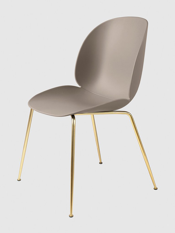 Beetle Chair, upolstret fra GUBI (New beige shell, Conic base, Brass base)