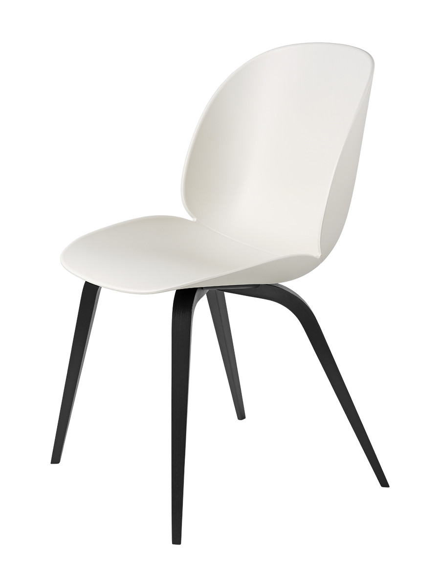 Beetle Chair, upolstret fra GUBI (Alabaster White shell, Wood base, Black stained beech base)