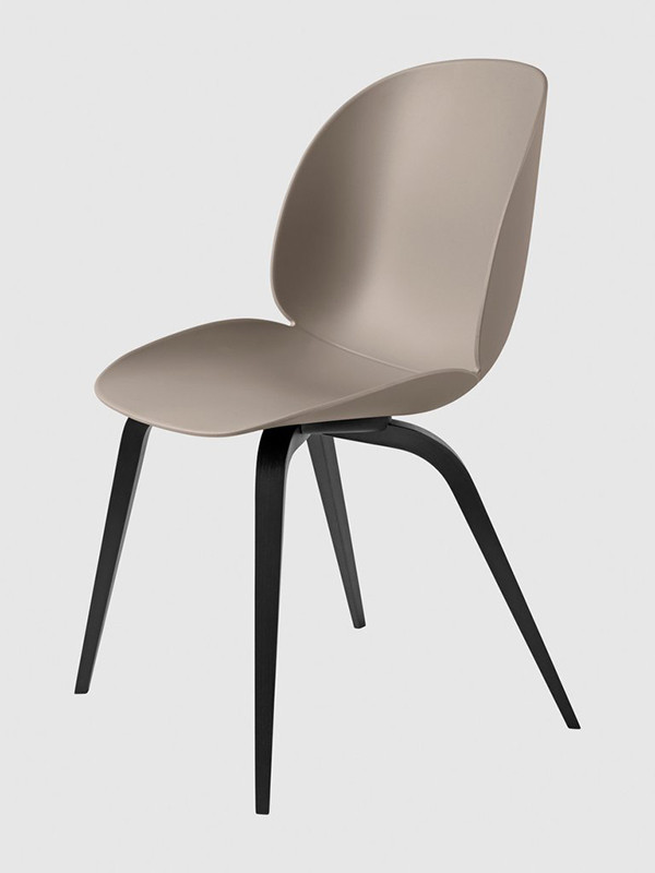 Beetle Chair, upolstret fra GUBI (New beige shell, Wood base, Black stained beech base)