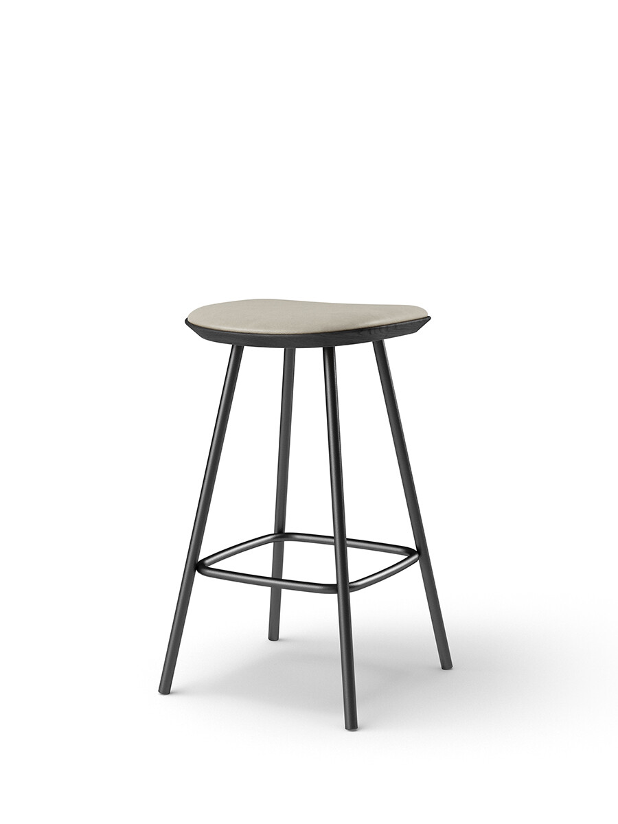 Pauline Counter Stool m. Metalben, sortlakeret eg fra Brdr. Krüger (Spectrum, oyster leather)