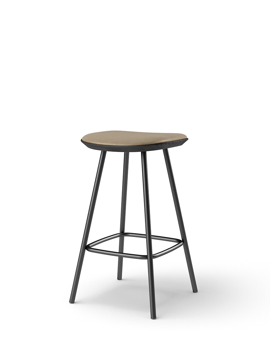 Pauline Counter Stool m. Metalben, sortlakeret eg fra Brdr. Krüger (Spectrum, almond leather)