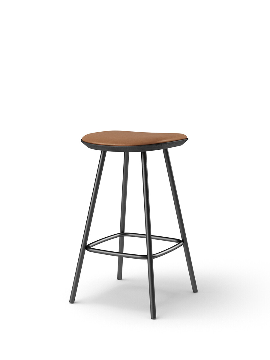 Pauline Counter Stool m. Metalben, sortlakeret eg fra Brdr. Krüger (Spectrum, brandy leather)