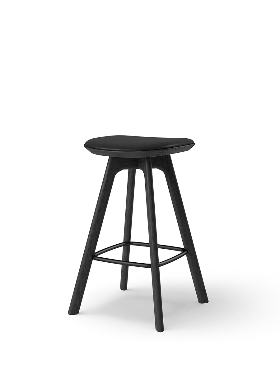 Pauline Counter Stool m. Træben, sortlakeret eg fra Brdr. Krüger (Savanne, black leather)