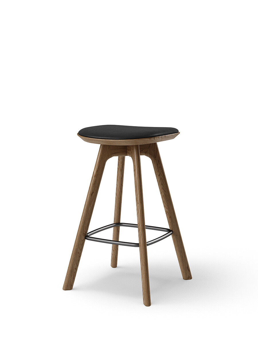 Pauline Counter Stool m. Træben, røget eg fra Brdr. Krüger (Savanne, black leather)