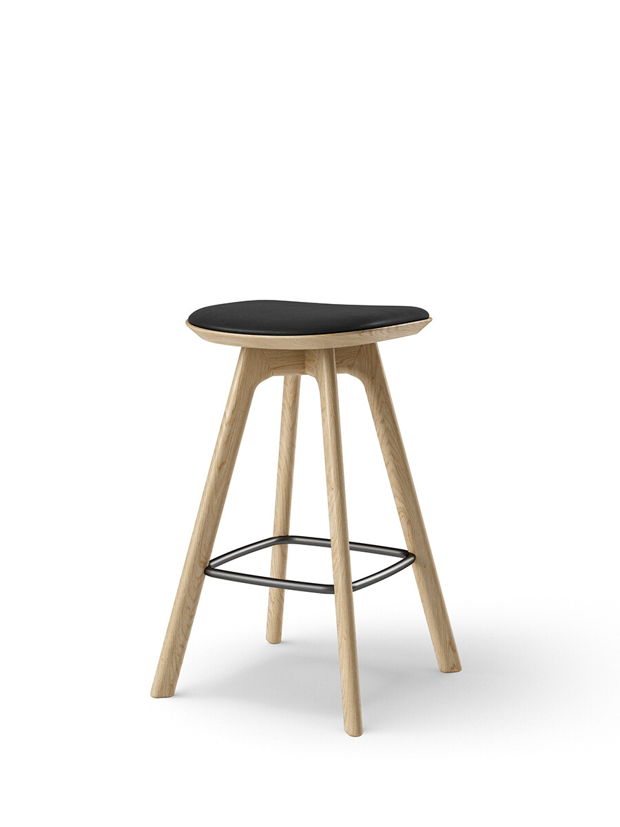 Pauline Counter Stool m. Træben, olieret eg fra Brdr. Krüger (Savanne, black leather)