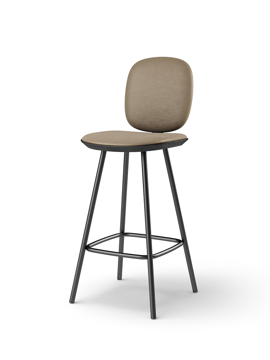 Pauline Comfort Counter Stool m. Metalben, sortlakeret eg fra Brdr. Krüger (Spectrum, almond leather)