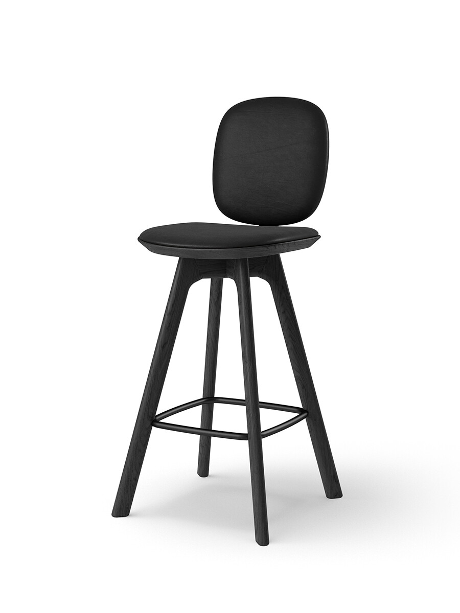 Pauline Comfort Counter Stool m. Træben, sortlakeret eg fra Brdr. Krüger (Savanne, black leather)