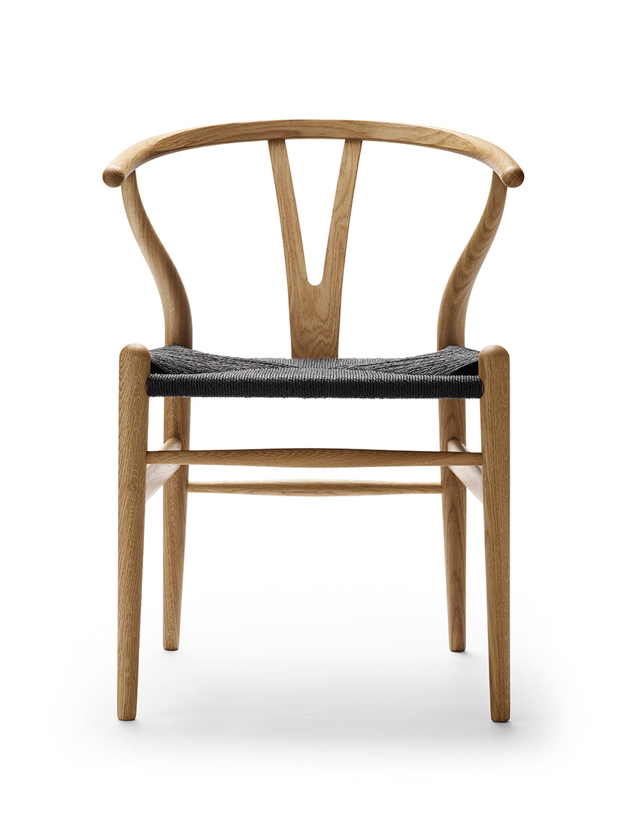 Y-stol CH24, eg olie med sort flet af Hans J. Wegner