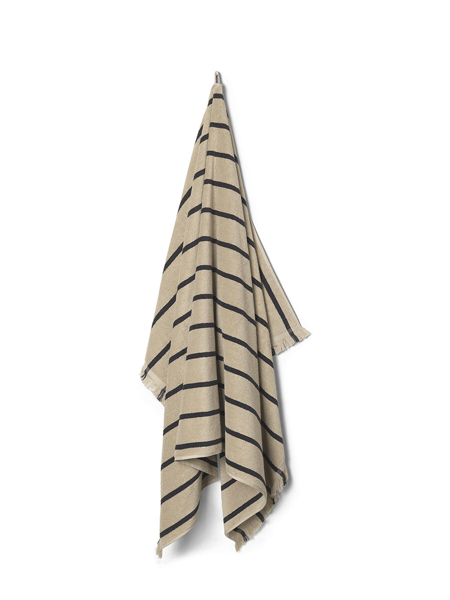 Alee Beach Towel, sand/black fra Ferm Living