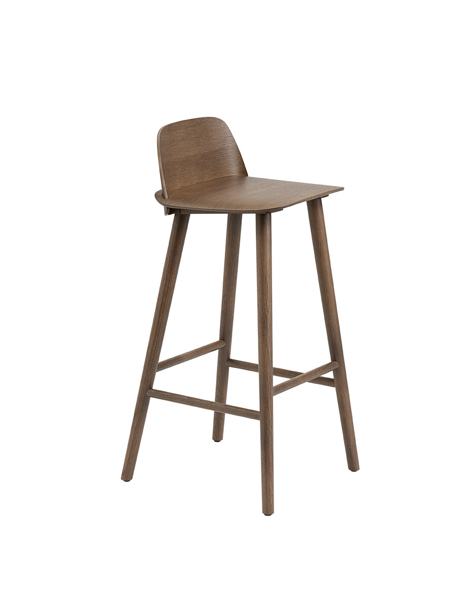 Nerd Bar Stool fra Muuto (Dark stained brown)