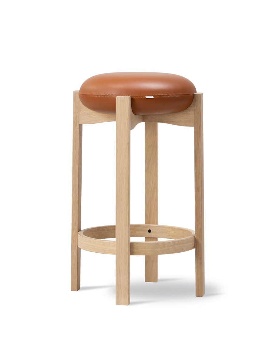 Pioneer Bar Stool, lacquered oak/max 95 fra Fredericia Furniture