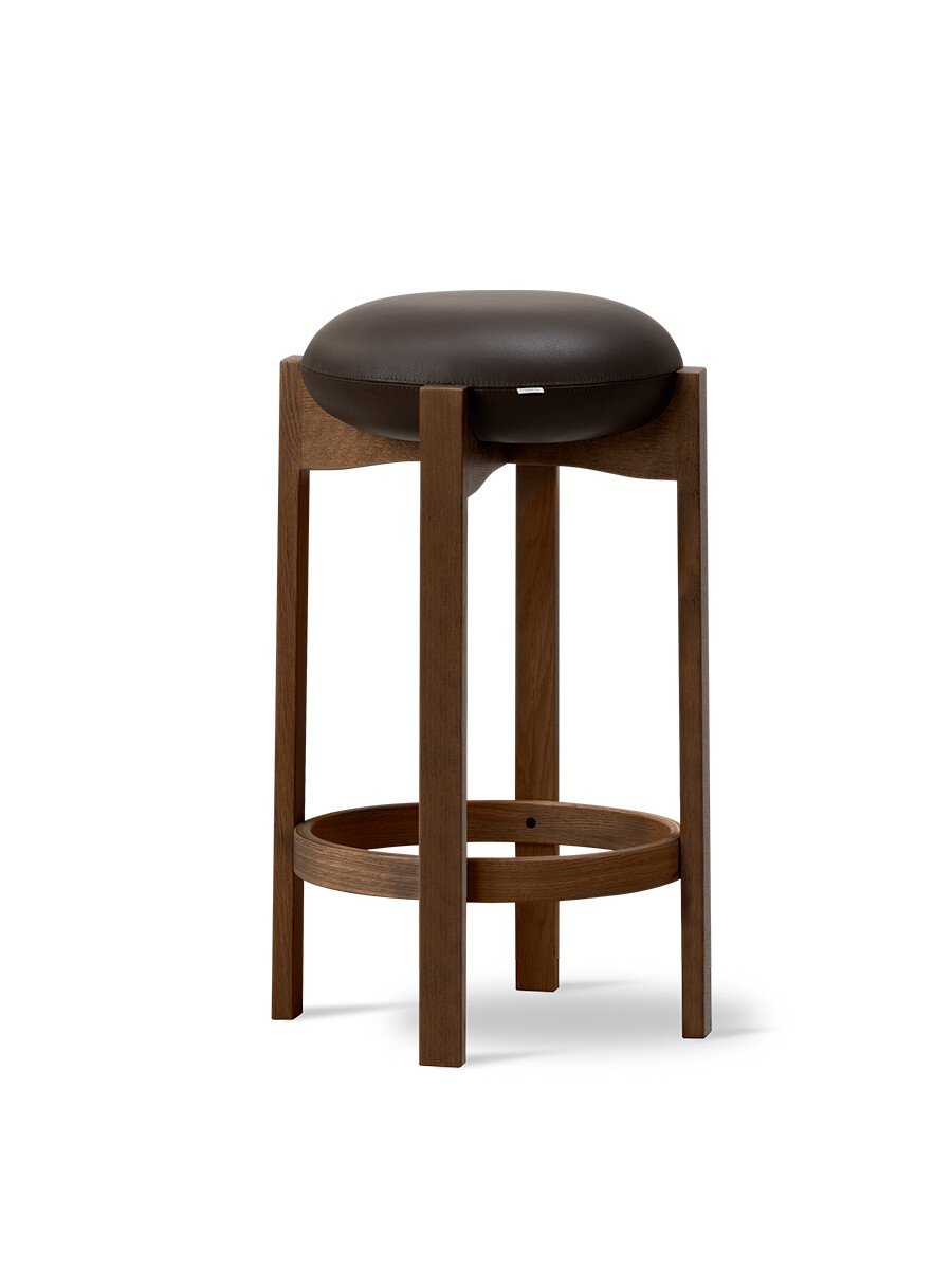 Pioneer Bar Stool, smoked oak/primo 86 fra Fredericia Furniture