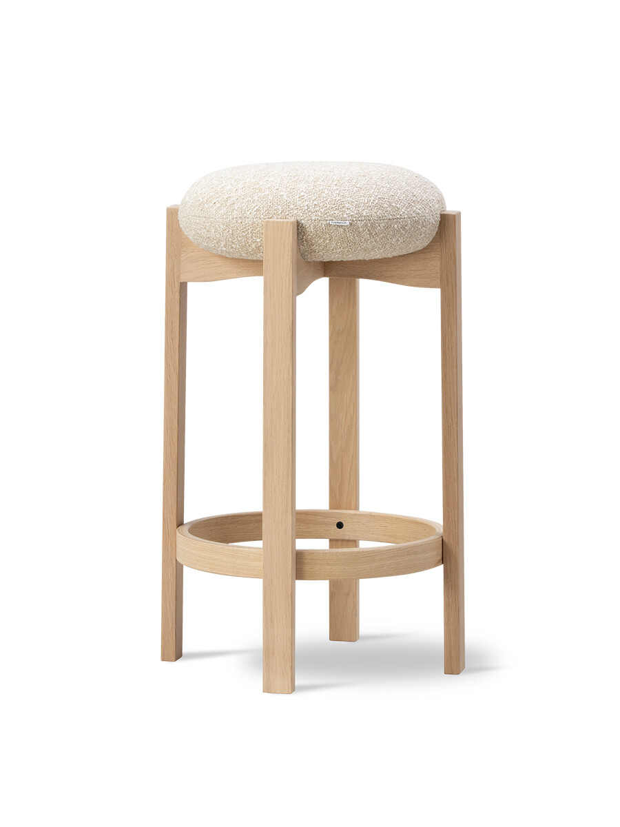 Pioneer Bar Stool, lacquered oak/zero 0001 fra Fredericia Furniture