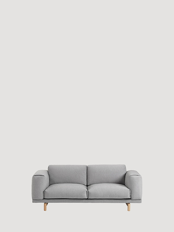 Rest 2 pers. sofa fra Muuto (Light grey / Vancouver 14, Eg)