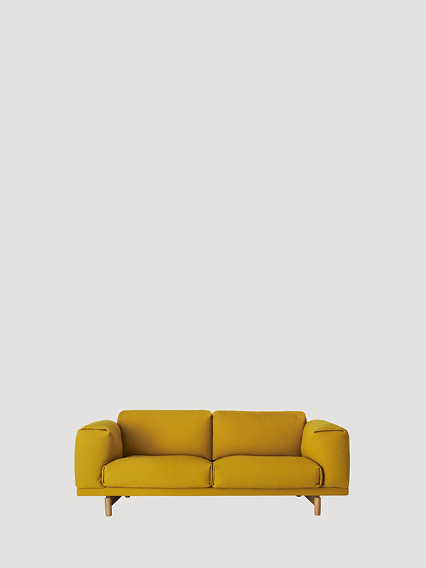 Rest 2 pers. sofa fra Muuto (Yellow / Hallingdal 457, Sort)