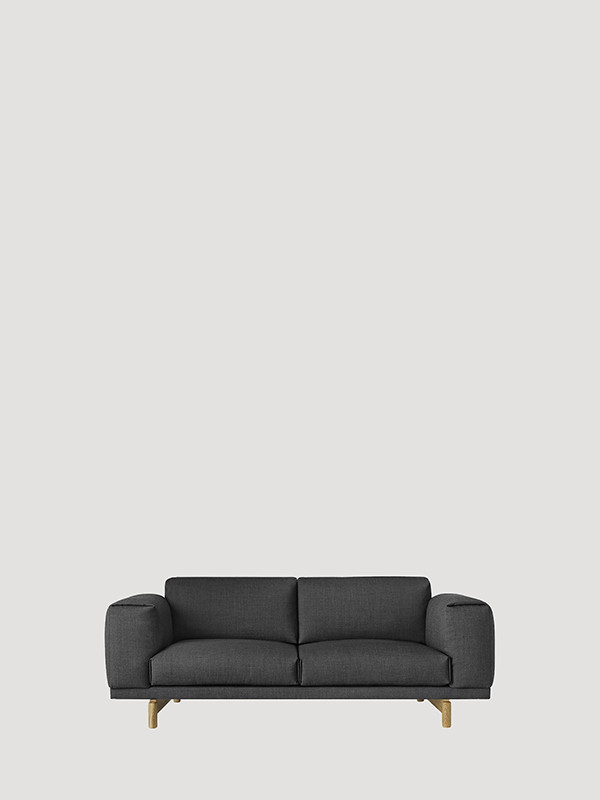 Rest 2 pers. sofa fra Muuto (Dark grey / Remix 163, Eg)