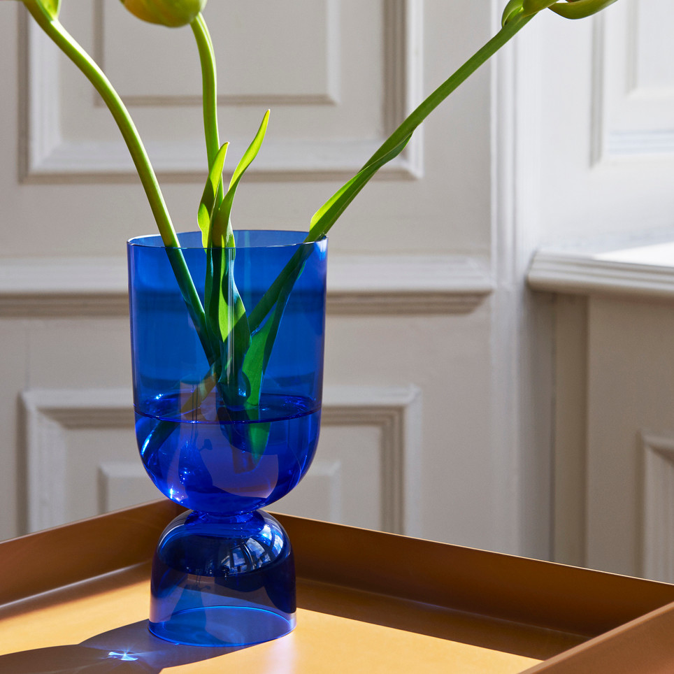 https://www.fotoagent.dk/single_picture/11288/138/mega/Bottoms_Up_Vase_electric_blue_Tray_Table_toffee.jpg