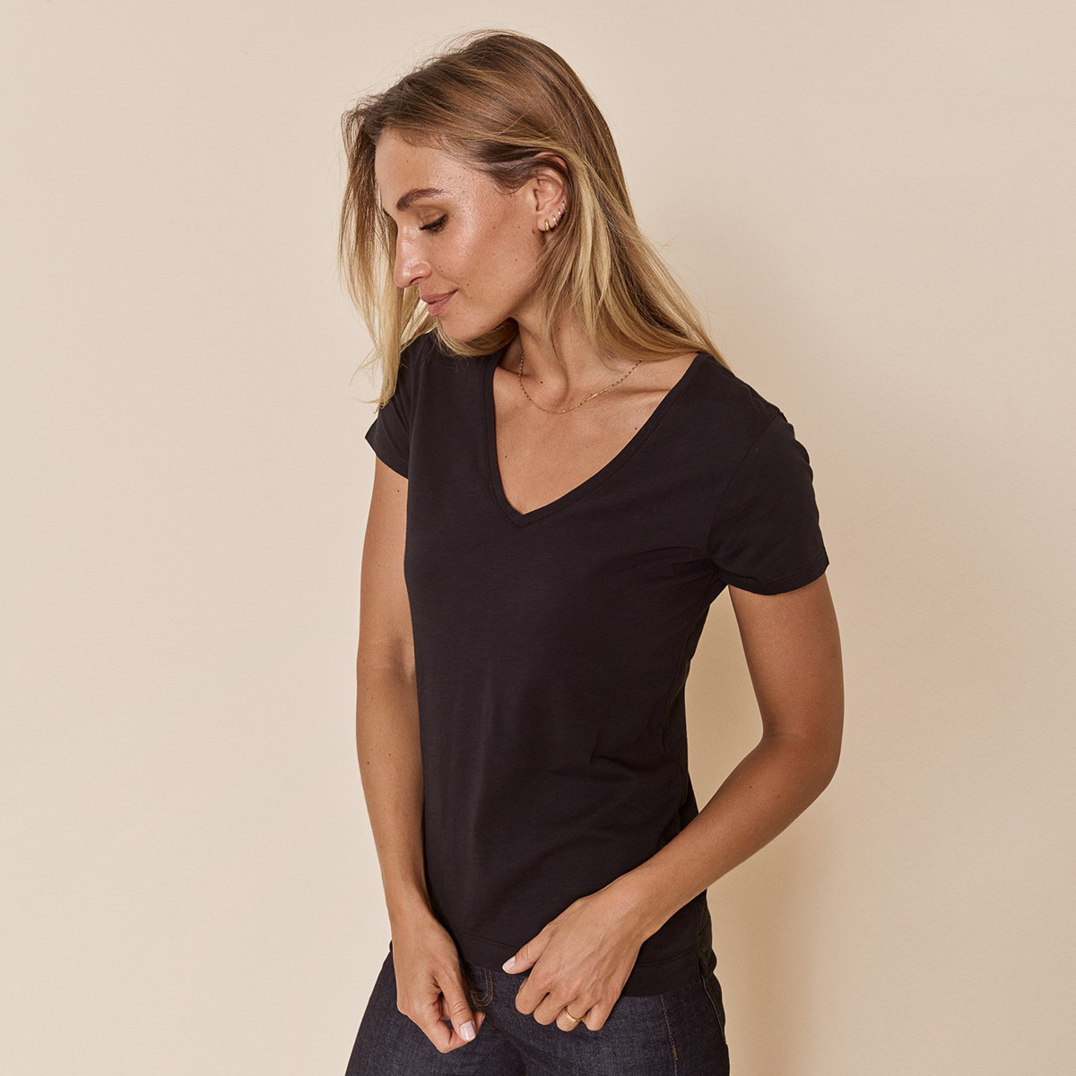 Arden Organic V-neck sort t-shirt - Mos Mosh | Rikke Solberg