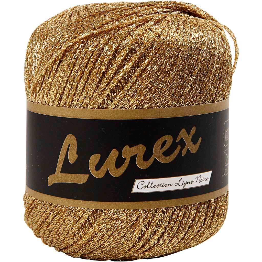 Oplev den strålende charme med Lurex Garn - L 160 M - Guld - 25 G fra Lammy Yarns. Dette effektgarn i 100% polyester tilføjer et luksuriøst glimt til dine strikke- og hækleprojekter. Det er perfekt til festlige accessories, dekorationer eller endda elegant tøj, og garnet giver et unikt skær, der helt sikkert fanger opmærksomheden. Skab uforglemmelige designs med dette let anvendelige garn, der forener kvalitet med stil.

- Lurex effektgarn med guldglimmer.
- 100% polyester for holdbarhed.
- Ideelt til accessories og dekoration.
- Let at arbejde med til strik og hækling.
- Skaber unikke, festlige projekter.
- Perfekt til både nybegyndere og erfarne håndarbejdere.