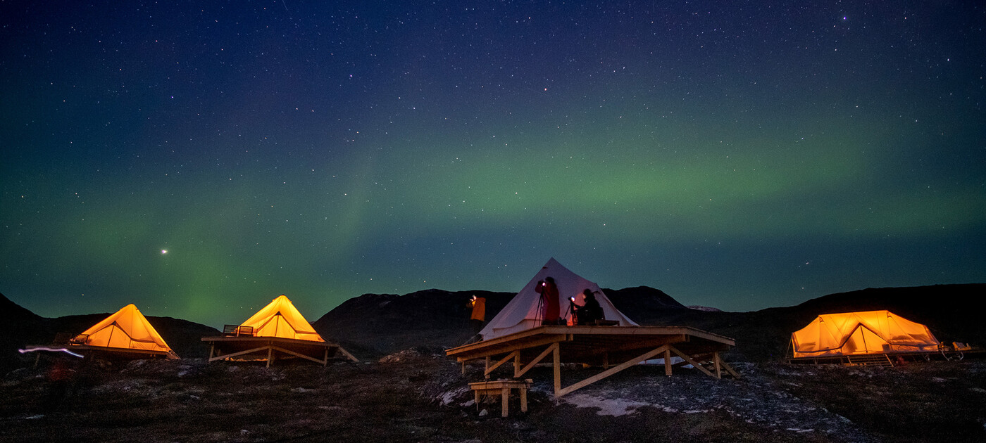 Camp Kangiusaq med nordlys over sig