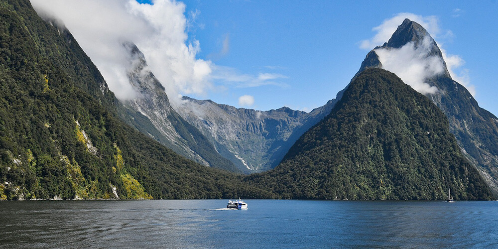 Sejlads på Milford Sound med Key Summit i baggrunden.