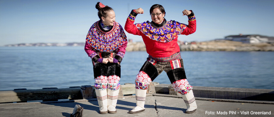 2 grønlandske kvinder i traditionelle grønlandske dragter