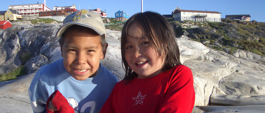 Grønlandsk dreng og pige smiler til kameraet