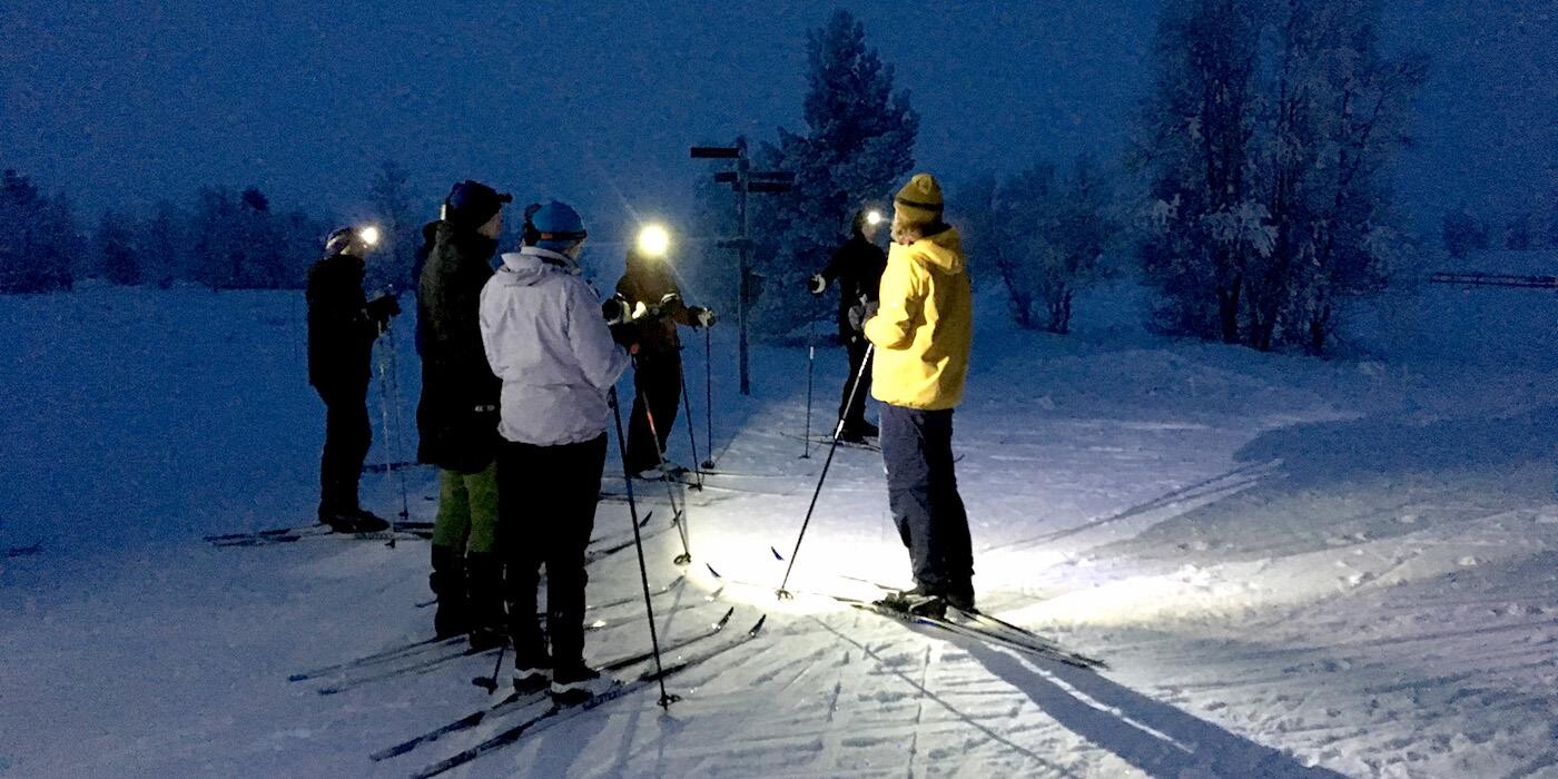 Langrend i mørket med pandelamper