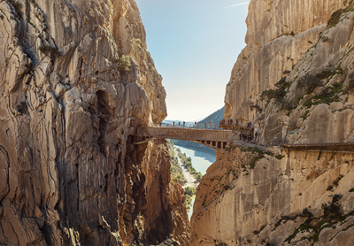 Bro mellem bjergmassiver i Malaga