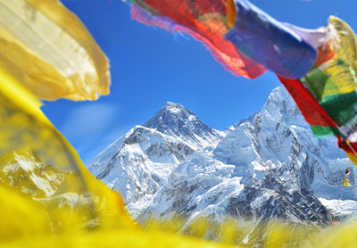 Farverige flag ved Everest Base Camp