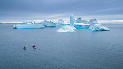 Kajak blandt isbjerge i Grønland
