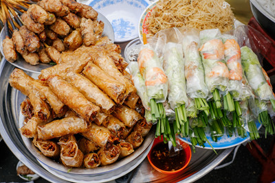 Vietnamesisk gadekøkken med risretter og sprøde forårsruller