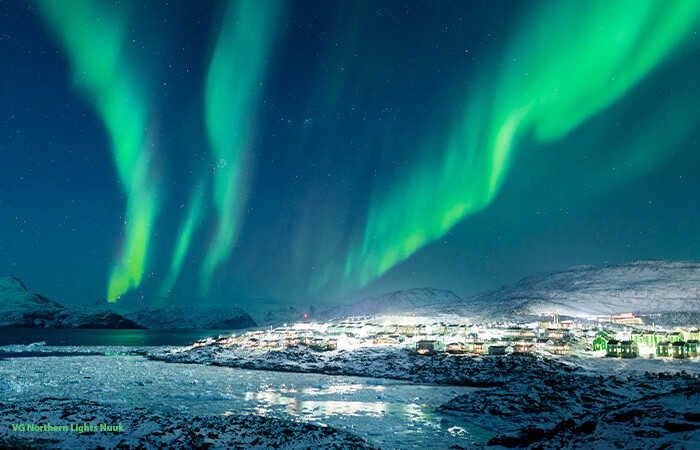 Smuk udsigt til nordlys over byen.