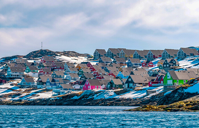 Mange flotte og farverige huse ved vandet i byen.