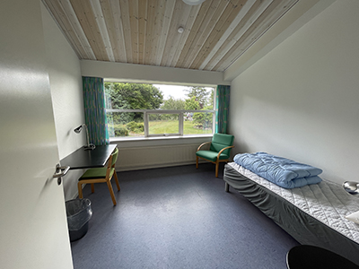 Næsten alle kan bo og spise gratis på skolehjemmet