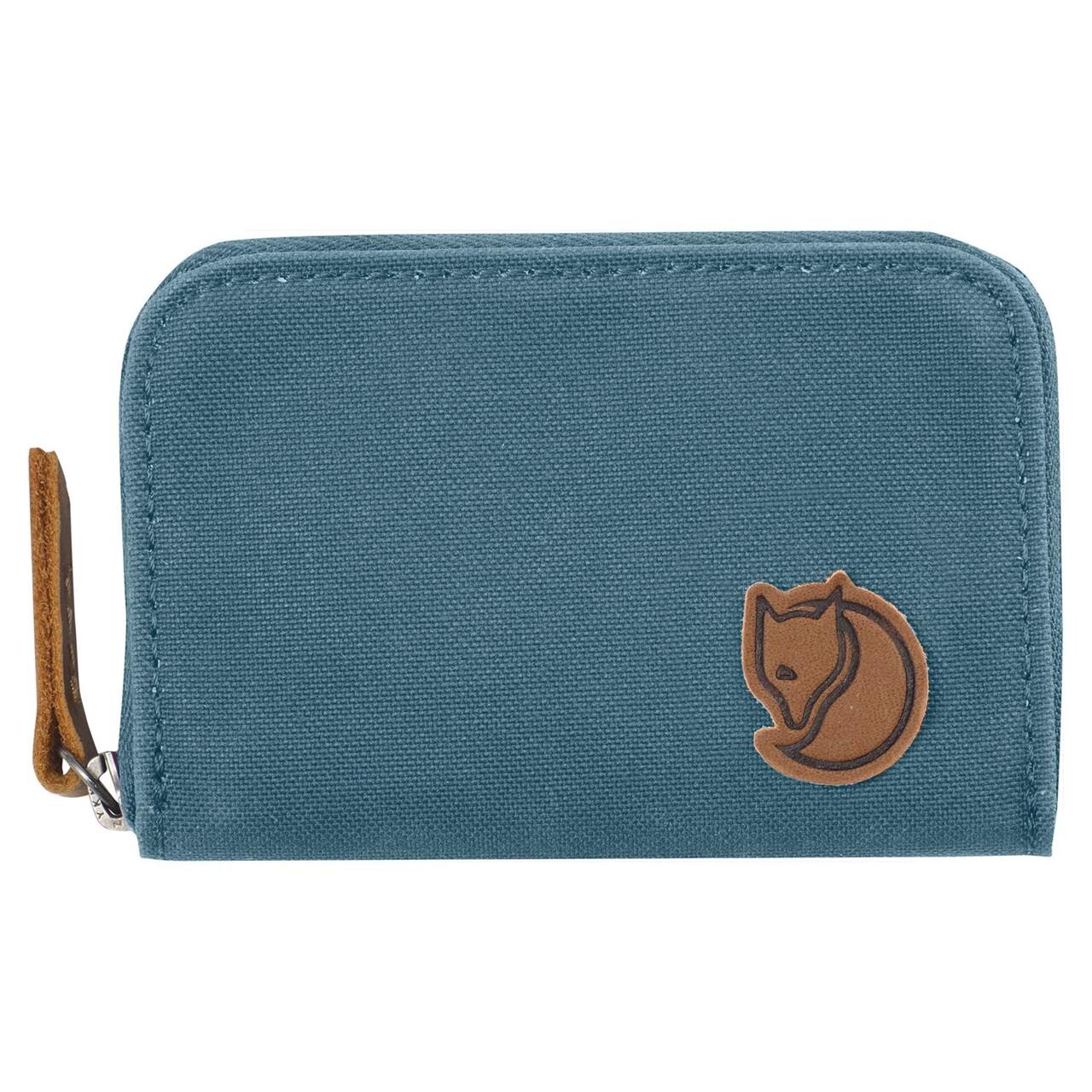 Fjällräven Zip Card Holder er den perfekte løsning til at organisere dine vigtige kort på en stilfuld og praktisk måde. Denne pung er ideel til opbevaring af kørekort, sygesikringskort, kredit- og visitkort sikkert og sikkert med en lynlåslukning. Uanset om du er på farten eller bare ønsker at holde dine kort organiserede derhjemme, vil denne pung med sit karakteristiske Fjällräven-design og holdbare materiale være et stilfuldt og funktionelt valg.

Hovedegenskaber og fordele:
1. Rummelig kapacitet til flere kort
2. Sikker lynlåslukning holder dine kort sikkert
3. Stilfuldt Fjällräven-design
4. Holdbart materiale sikrer lang holdbarhed
5. Ideel til rejser, daglig brug eller som gave
6. Let at have med i lommen eller tasken.