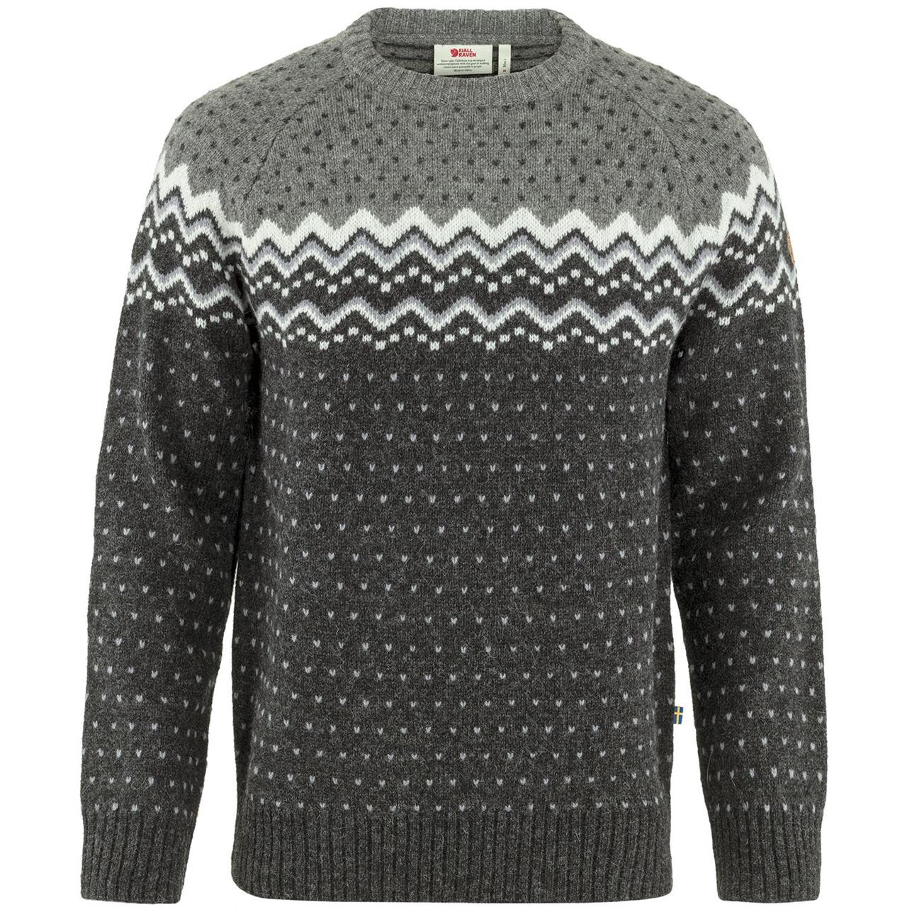 Fjällräven Övik Knit Sweater til mænd i mørkegrå er den ideelle trøje til både hverdag og friluftsliv. Lavet af varm og blød uld, giver den en behagelig følelse mod huden. Det flotte strikkemønster og forstærkningerne på albuerne bidrager til både stil og ekstra slidstyrke. Trøjen er perfekt til de kølige dage, hvor du ønsker at kombinere komfort med funktionalitet. Gør dig klar til eventyr med denne alsidige trøje fra Fjällräven.

- Varm og behagelig uldblanding
- Slidstærke forstærkninger på albuerne
- Flot strikkemønster for et stilfuldt udseende
- Ideel til friluftsliv og udendørs aktiviteter
- Perfekt til kolde dage, både indendørs og udendørs
- Alsidig trøje til både hverdag og eventyr