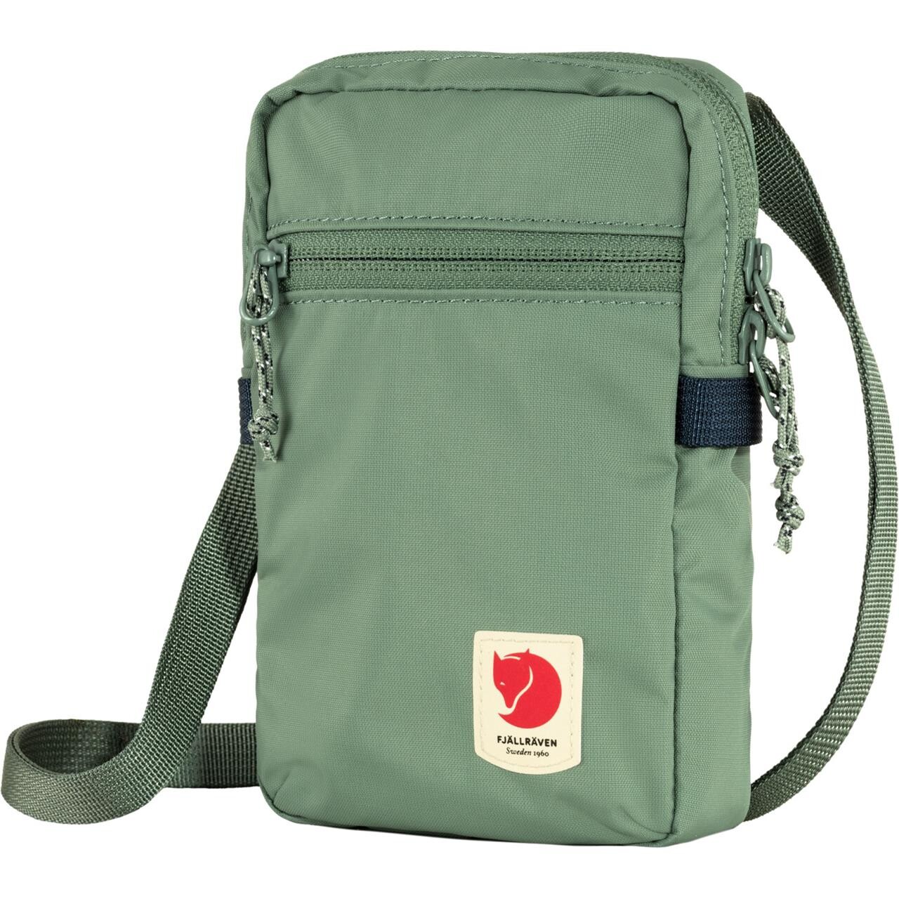 Fjällräven High Coast Pocket er den perfekte følgesvend til dine hverdags- og rejseeventyr. Lavet af slidstærkt og genanvendt nylon, kombinerer denne lille skuldertaske funktionalitet med stil. Med et rummeligt hovedrum og praktiske lommer holder High Coast Pocket dine essentielle ting organiseret og lettilgængelige. Den justerbare skulderrem giver komfortabel bærbarhed, mens det minimalistiske design tilføjer et tidløst touch til dit outfit. Ideel for dem, der værdsætter kvalitet, bæredygtighed og stil.

Hovedegenskaber:
1. Lavet af slidstærkt og genanvendt nylon
2. Rummeligt hovedrum med praktiske lommer
3. Justerbar skulderrem for komfortabel bærbarhed
4. Minimalistisk og tidløst design
5. Ideel til både hverdags- og rejsebrug
6. Kombinerer funktionalitet, kvalitet og bæredygtighed.