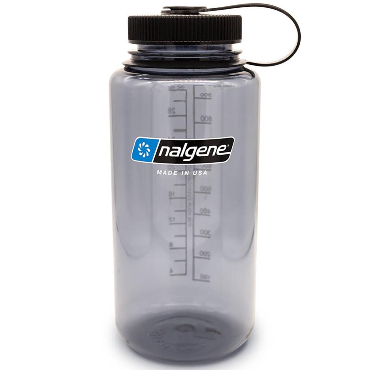 Opdag Nalgene Wide Mouth Sustain 1000 ml - Grey - Black, den perfekte følgesvend til både hverdag og eventyr. Denne genanvendelige vandflaske er fremstillet af BPA-fri materialer og har et robust design, der gør den ideel til både udendørs aktiviteter og daglig brug. Den brede åbning gør det let at fylde op og rengøre flasken, mens den lette vægt sikrer, at du nemt kan tage den med overalt. Invester i en bæredygtig løsning, der holder dig hydreret.

- 1000 ml kapacitet til generøs væskemængde
- BPA-fri for sikker drik
- Solid konstruktion til udendørs brug
- Bred åbning for nem påfyldning og rengøring
- Letvægts og transportabel
- Bæredygtig fremstilling for miljøbevidste forbrugere